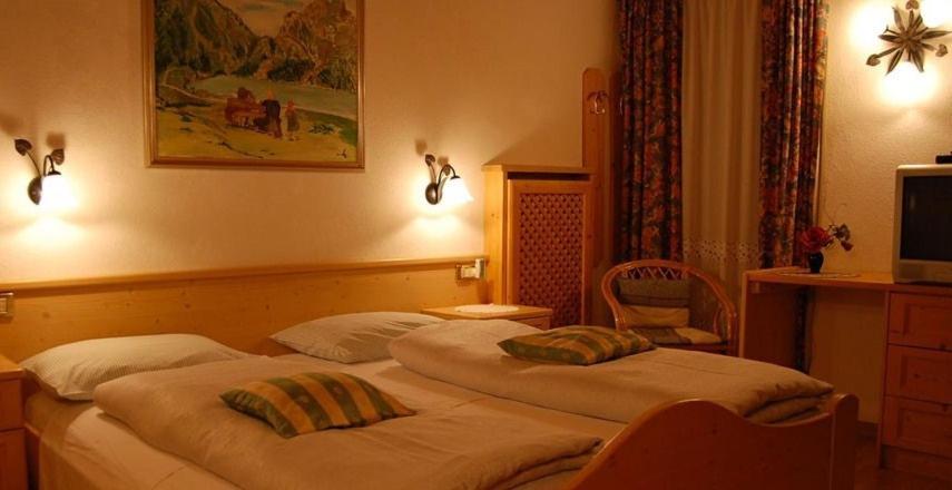 Albergo Genziana San Vigilio Di Marebbe Habitación foto